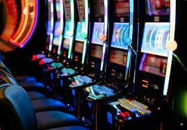 Sesi permainan live casino dengan dealer langsung